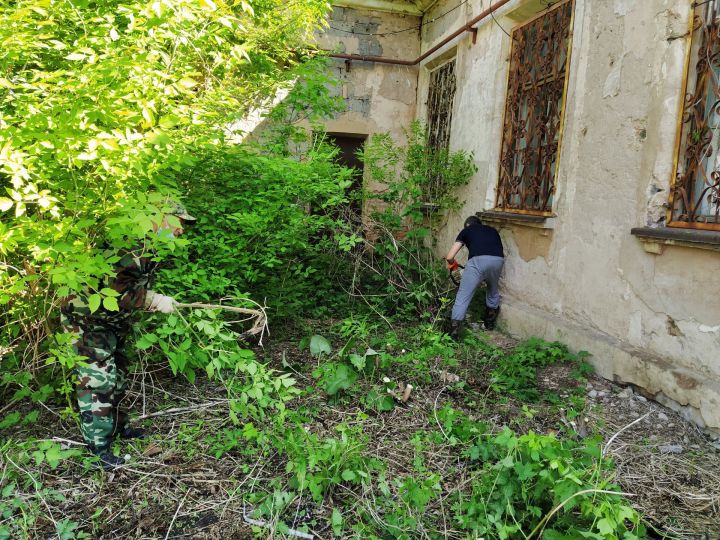 В Уруссу убирают территорию заброшенного здания