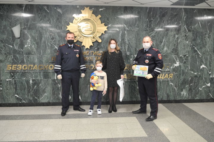 Жительница Татарстана поблагодарила сотрудников ГИБДД за спасение ее сына