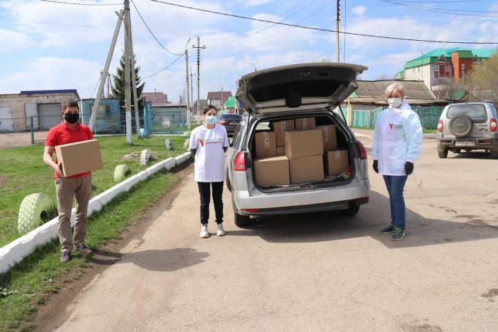 В Ютазинском районе волонтерское движение «Ярдэм янэшэ! Помощь рядом!» - 223 семьи получат продуктовые наборы