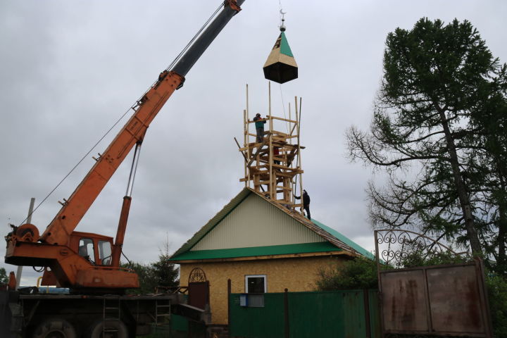 На новой мечети села Старый Каразерик установлен полумесяц