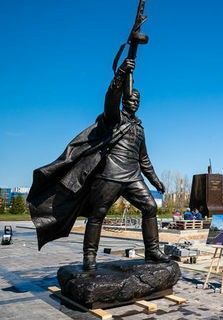 В Казани открыли бронзовый монумент Советскому солдату
