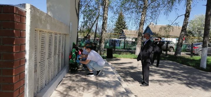 Работники учреждений образования Ютазинского района возложили цветы к Вечному огню