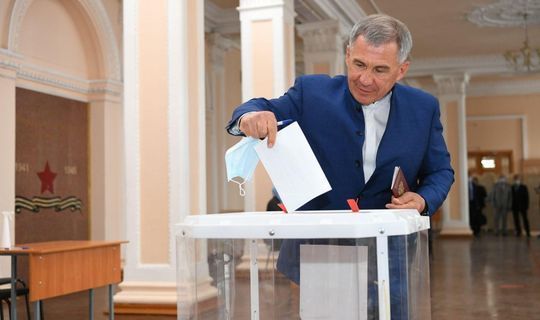 Президент РТ в первый день голосования посетил избирательный участок