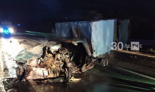 Ночью на трассе в Татарстане столкнулись три автомобиля, один из водителей погиб