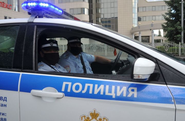 В Татарстане сотрудники ГИБДД оказали помощь женщине, которой внезапно стало плохо