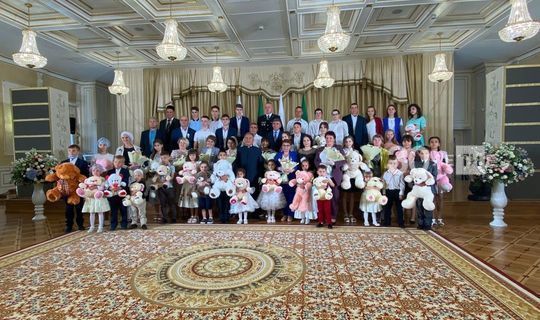 Президент РТ Рустам Минниханов вручил награды многодетным семьям в День семьи, любви и верности
