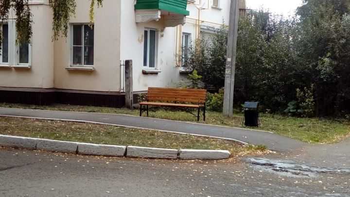 На улице Горького поселка Уруссу появились скамейки