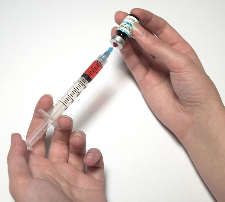 Эксперт рассказал, кому противопоказана вакцина от коронавируса