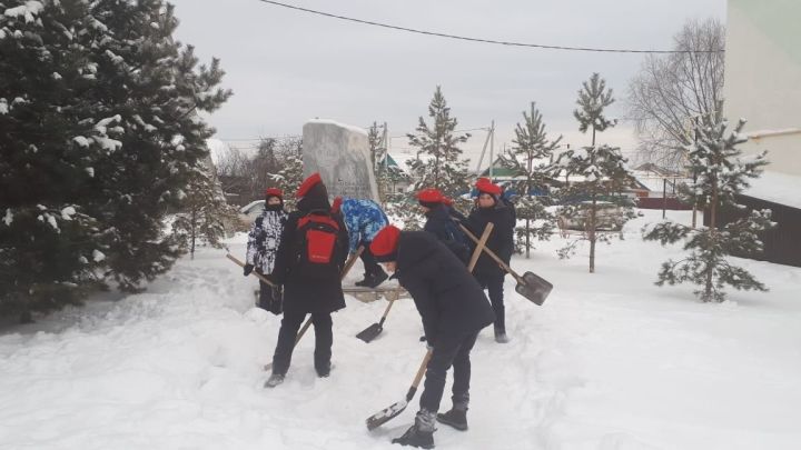 Несмотря на морозную погоду, школьники юнармейского отряда «Патриот» упорно сражались с белоснежными сугробами