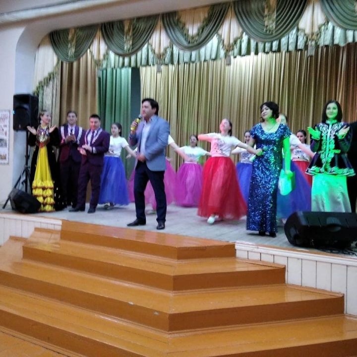 Артисты Районного Дома Культуры порадовали жителей села Байряка новогодним концертом