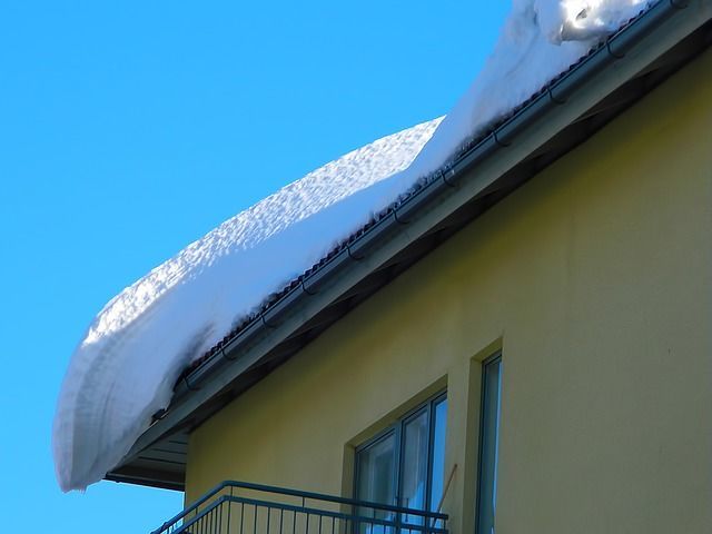 Внимание! Опасность схода снега со склонов и крыш!