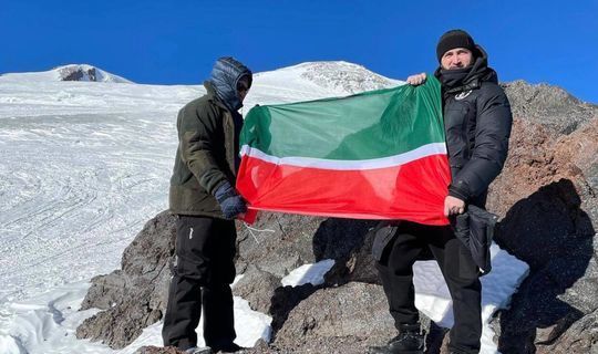 Муфтий РТ поднял флаг республики на Эльбрусе