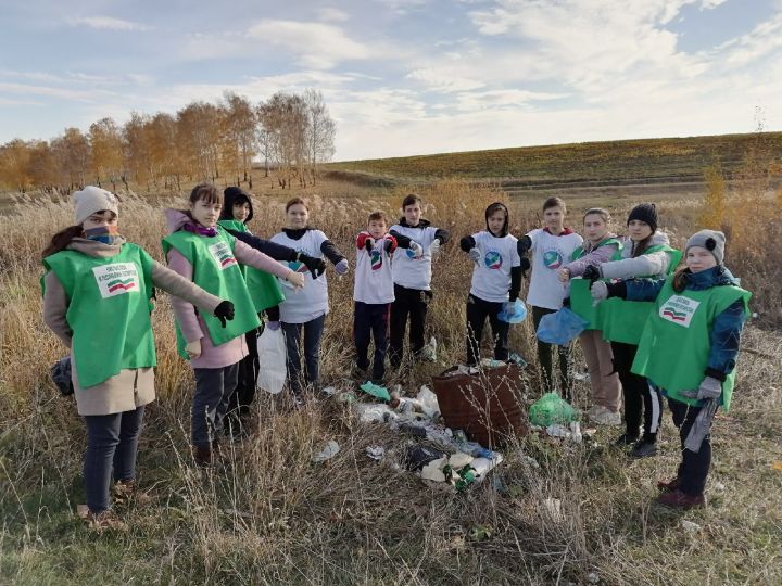 Учениками МБОУ"Ютазинская СОШ" была организована очистка  родника "Наратлы чишмэсе"в селе Ютаза.