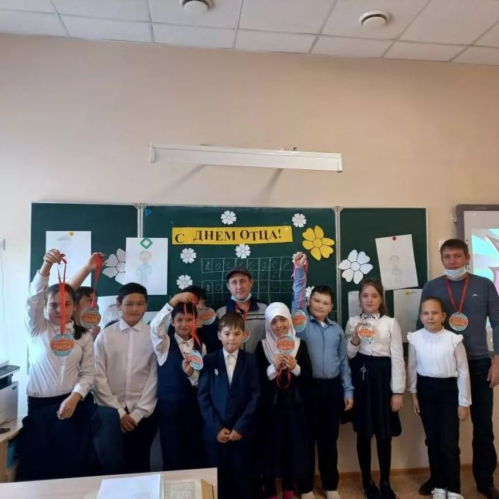 В школах Ютазинского района прошли классные часы, посвящённые Дню отца