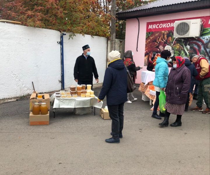 Сегодня в Уруссу ко Дню пожилого человека на территории рынка прошла ярмарка