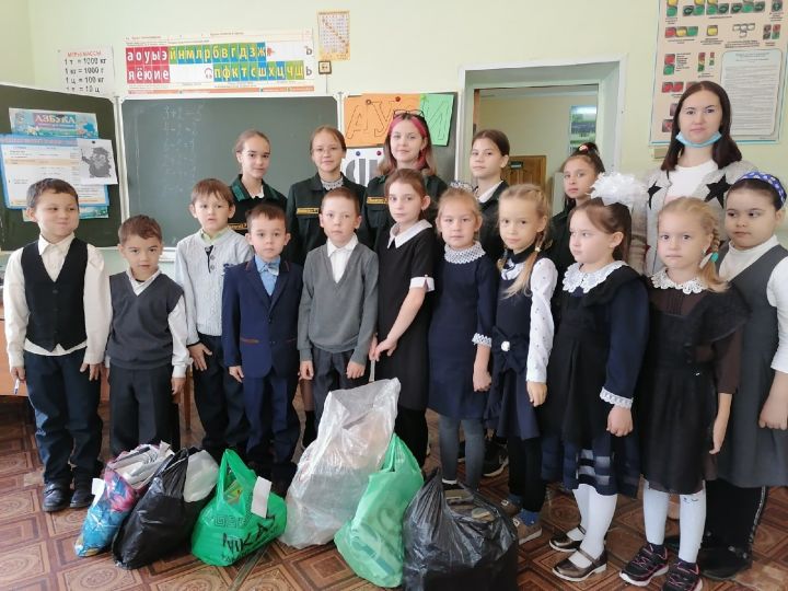 Юные Экологи&nbsp;Ютазинской школы&nbsp;активно участвуют в экологической акции "Сдай макулатуру-спаси дерево"