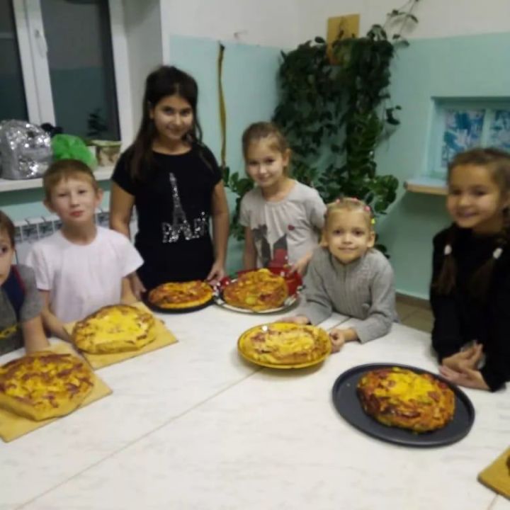 В объединении "Кулинария" Центра детского творчества сегодня царствовало "Тесто для пиццы"