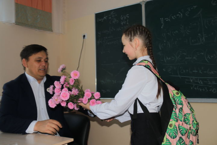«Быть на одной волне с учениками!» &nbsp;- такой принцип работы &nbsp;Динара Арасланова, учителя математики Уруссинской гимназии&nbsp;