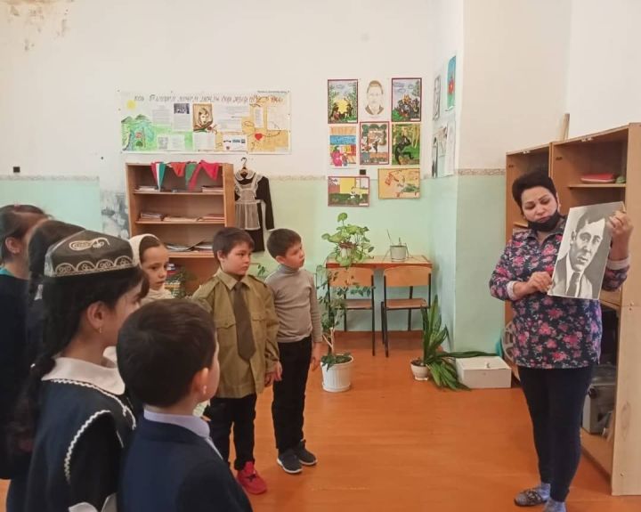 Учитель начальных классов Исхакова З,Н. провела классный час "Праздник поэзии"