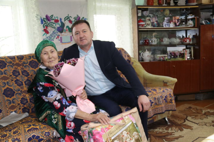Проживающая в Кряш-Буляке Фагима Шигапова хлебосольно встречала гостей по случаю своего юбилея