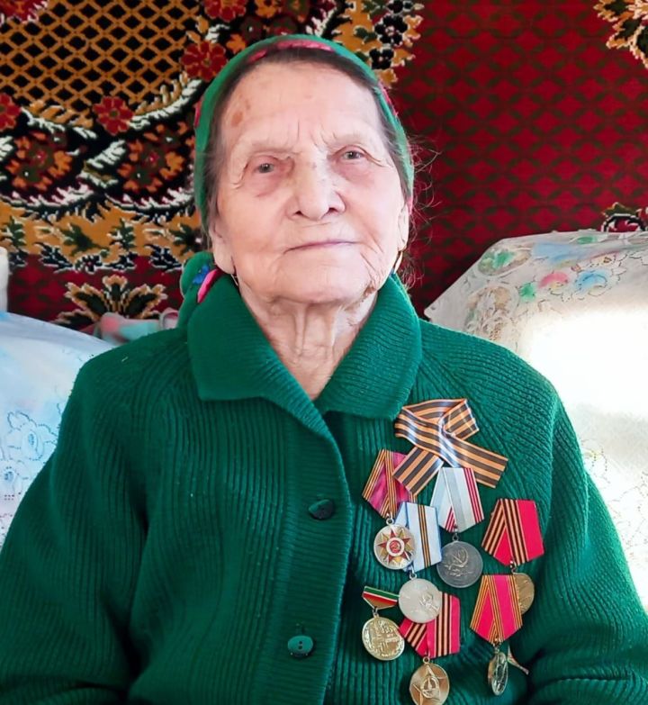 Жительница деревни Таш-Кичу Минсылу Бадретдиновна Гарифуллина - одна из старейших ветеранов труда Уруссинской центральной районной больницы