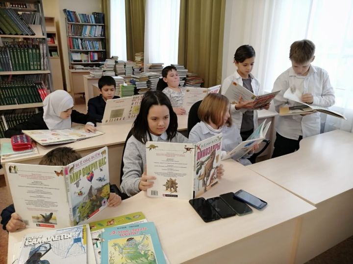 В библиотеке Уруссинской гимназии стартовала акция "Энциклопедия вместо гаджетов"