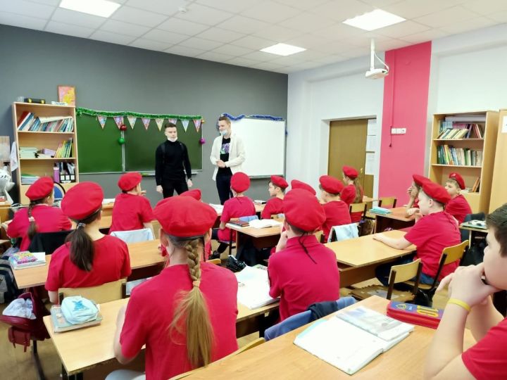 Сегодня в Уруссинской школе №3 прошла встреча старшеклассников и юнармейцев