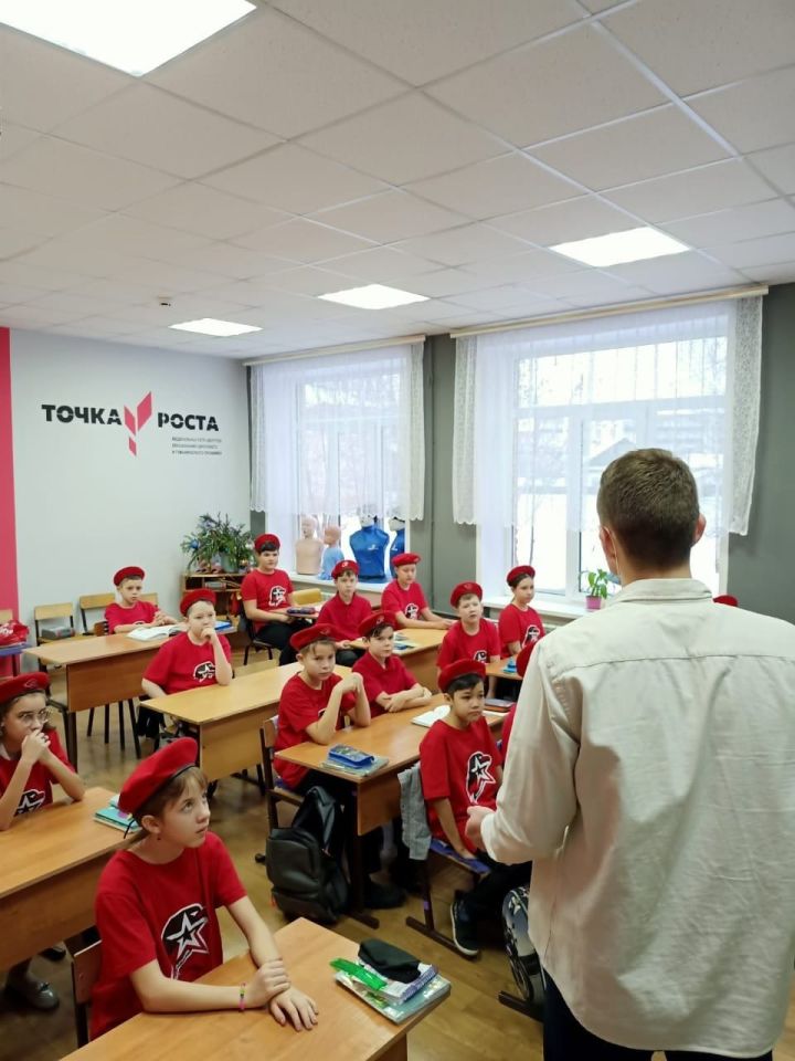 Сегодня в Уруссинской школе №3 прошла встреча старшеклассников и юнармейцев