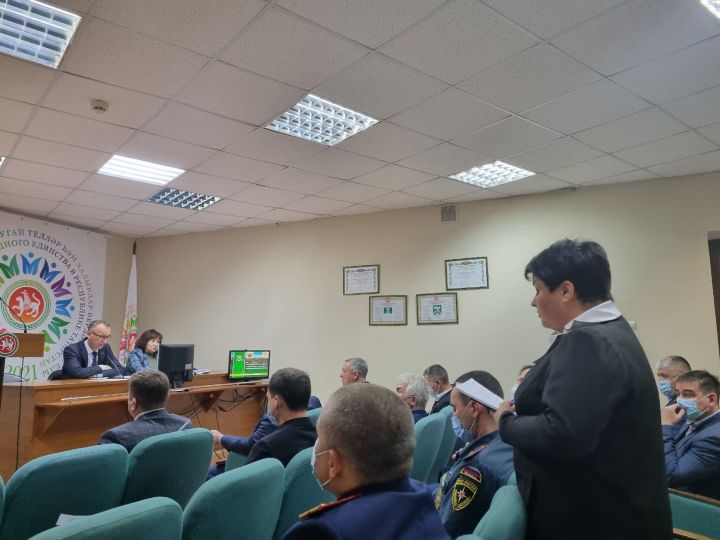 Новая рабочая неделя началась с оперативного совещания при главе Ютазинского муниципального района