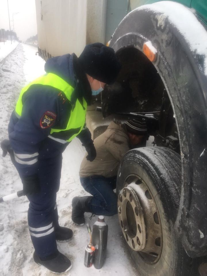В Татарстане сотрудники ГИБДД помогли замерзавшему на трассе дальнобойщику из Казахстана