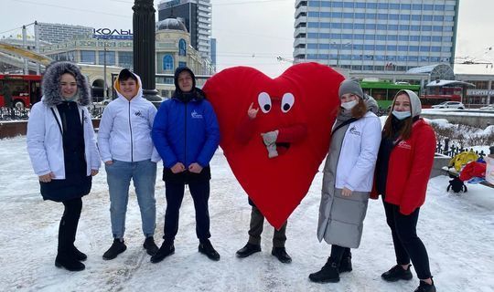 Жителям Казани подарили валентинки с надписью «Я люблю Россию»