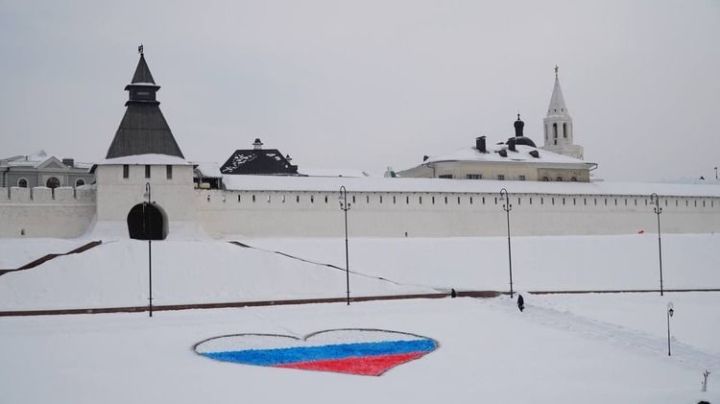 На холме, на&nbsp;котором стоит Казанский Кремль, в&nbsp;День влюбленных  на&nbsp;снегу появился триколор в&nbsp;форме сердца