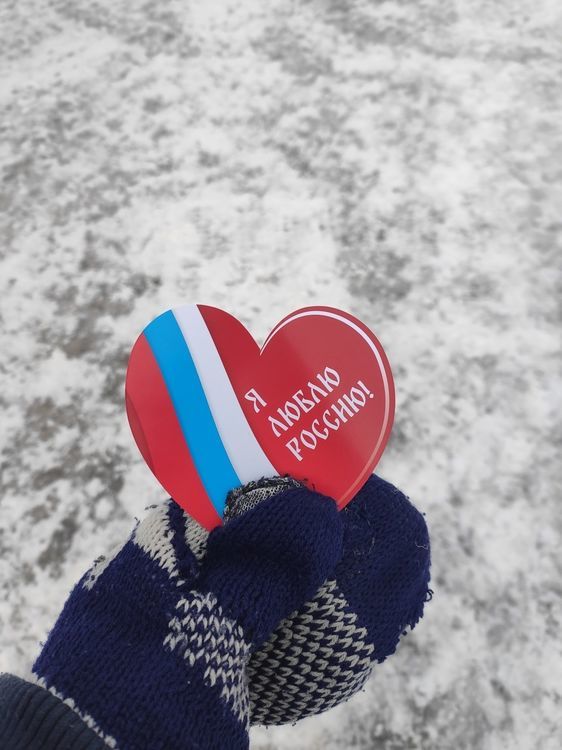 Жителям Казани подарили валентинки с надписью «Я люблю Россию»
