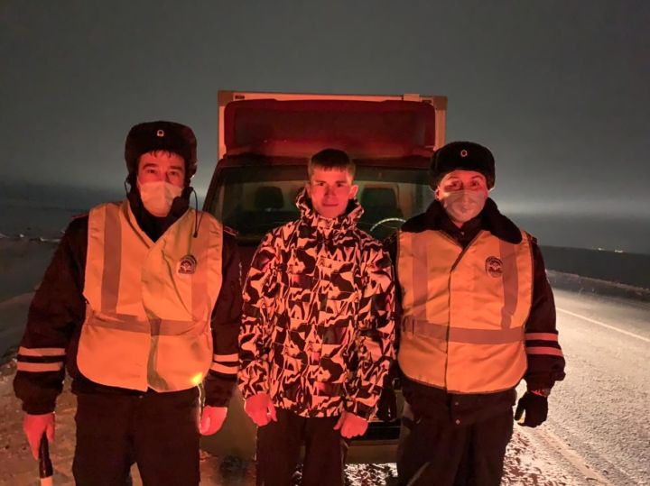 В Татарстане сотрудники ГИБДД помогли замерзавшему на трассе водителю