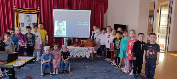 Сегодня в детском саду №7 прошло мероприятие посвящённое 115-летию со дня рождения поэта - героя Мусы Джалиля "Имя твое словно песня осталась"