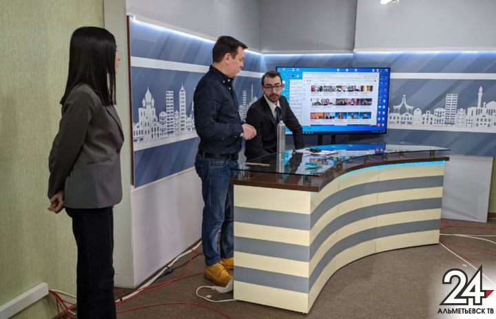 Ведущий программы «Вести-Татарстан» Алмаз Хакимов приехал чтобы поделиться опытом с телекомпанией ЮВТ-24