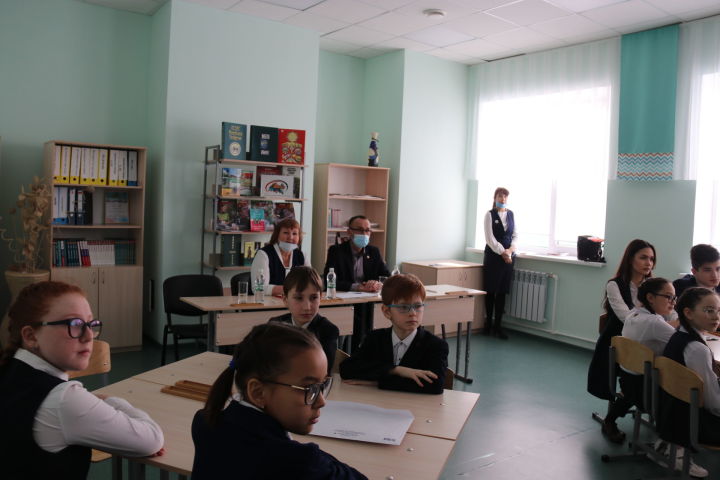 Сегодня старшеклассники Уруссинской гимназии провели «парламентский час»