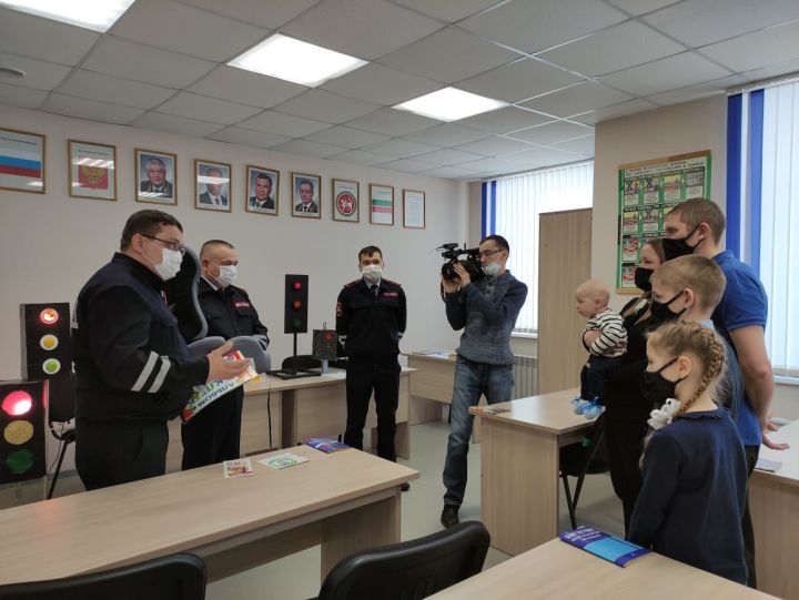 Сотрудники ГИБДД Татарстана подарили многодетной семье детское удерживающее устройство