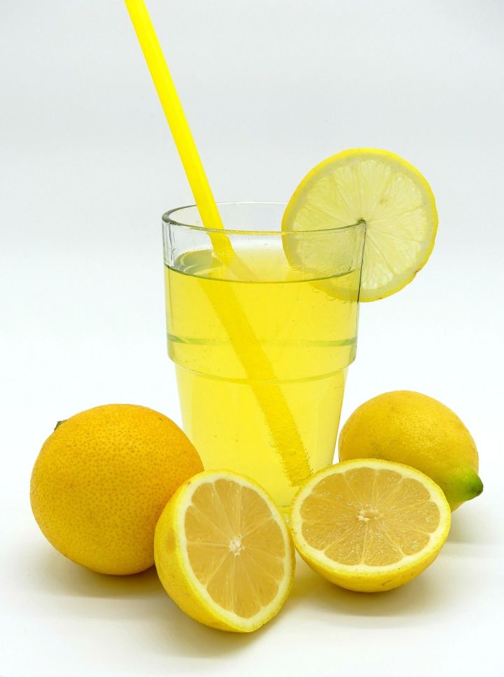 Врач рассказал о таящихся в лимоне опасностях для организма