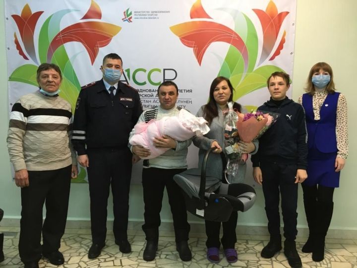 В Татарстане автоинспекторы вручили двум многодетным семьям автокресла для безопасной перевозки малышей