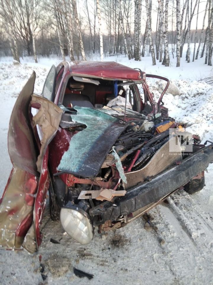 Авто превратилось в груду металла после столкновения с «ГАЗелью» на трассе в Татарстане