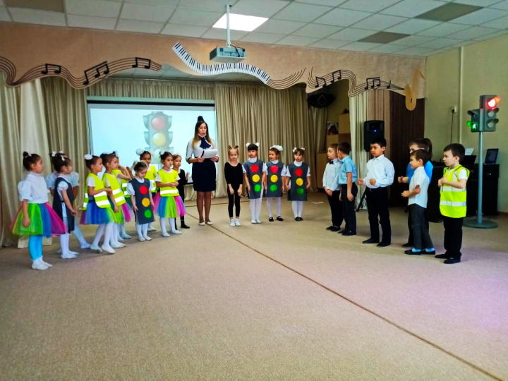 В Татарстане дошколята приняли участие в флешмобе по безопасности дорожного движения.