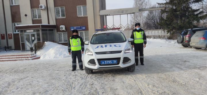 В Татарстане инспекторы ДПС помогли автоледи, управлявшей автомобилем с неисправностью