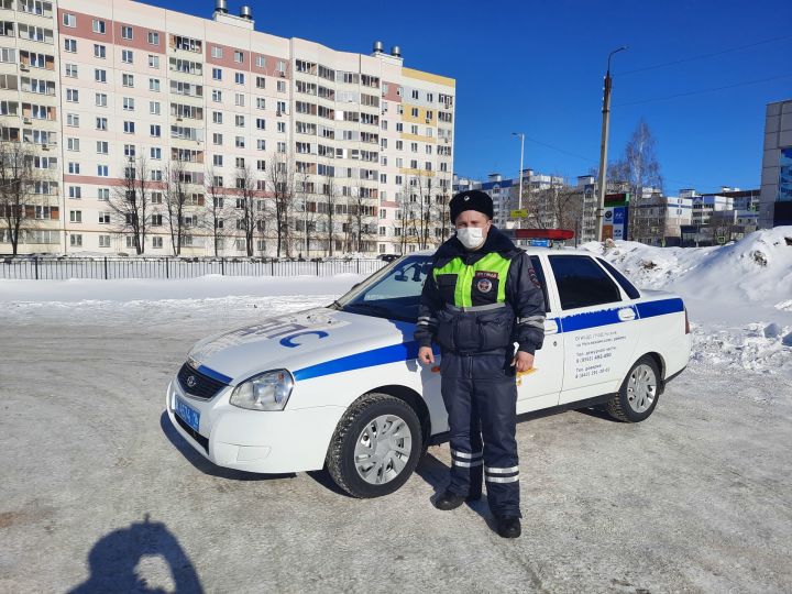 В Татарстане автоинспекторы оказали помощь мальчику, попавшему в сложную ситуацию
