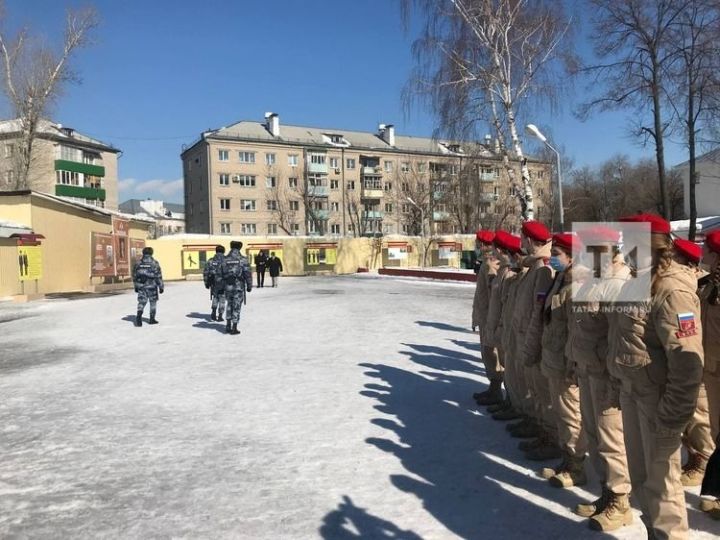 Уроки мужества и патриотизма: юнармейцам рассказали о службе в Росгвардии Татарстана