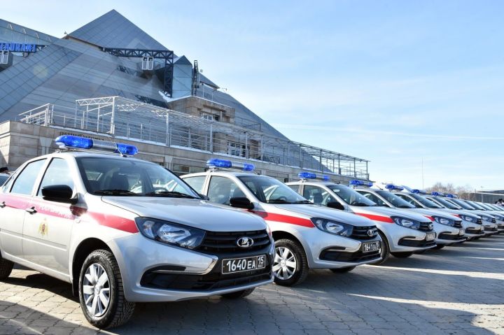 Рустам Минниханов вручил росгвардейцам ключи от 40 новых служебных автомобилей