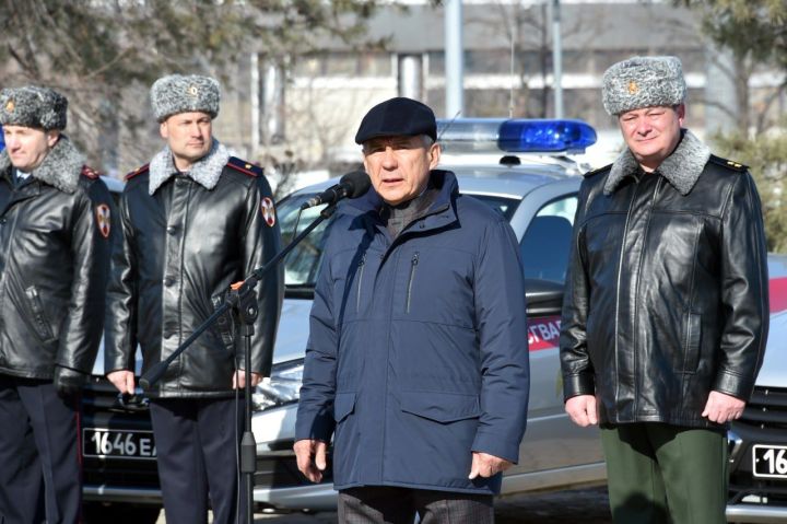 Рустам Минниханов вручил росгвардейцам ключи от 40 новых служебных автомобилей