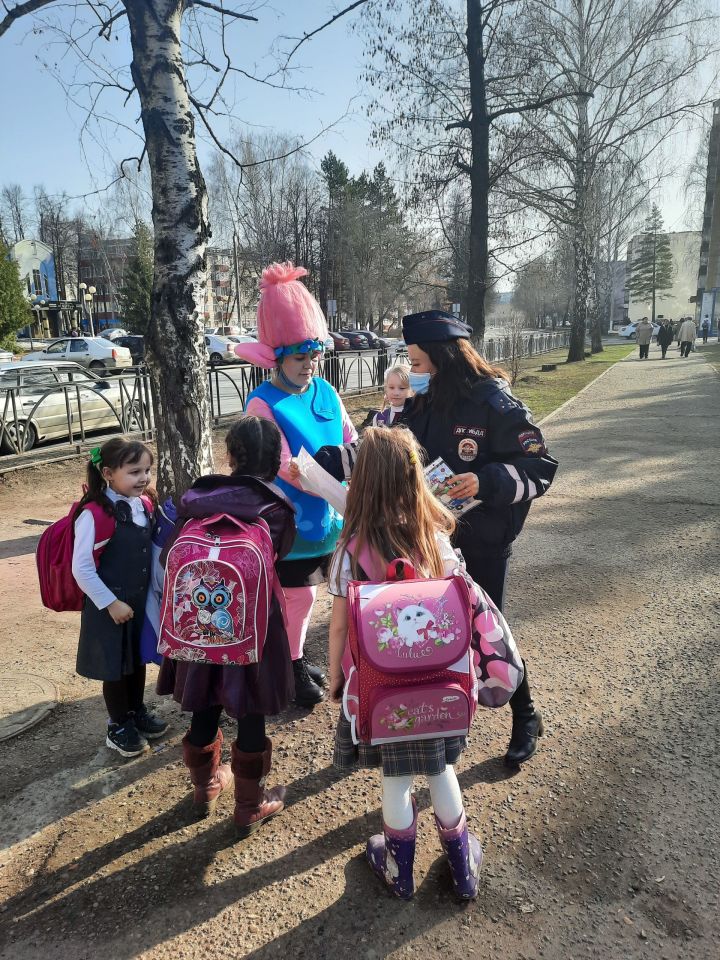 В Татарстане сказочные персонажи объяснили юным пешеходам, как правильно переходить дорогу