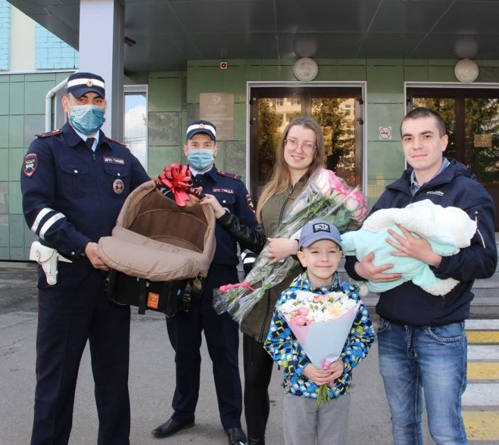 В Татарстане автоинспекторы приехали на выписку новорожденного, которому помогли появиться на свет&nbsp;