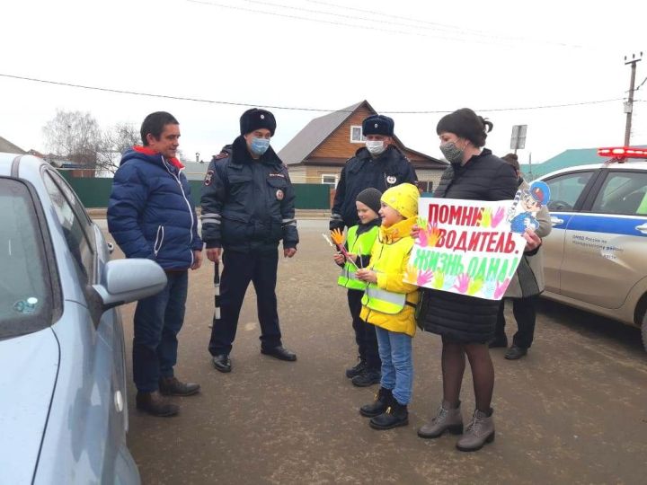 В Татарстане&nbsp;юидовцы&nbsp;напомнили водителям о ПДД с помощью «Ладошек&nbsp;безопасности»&nbsp;